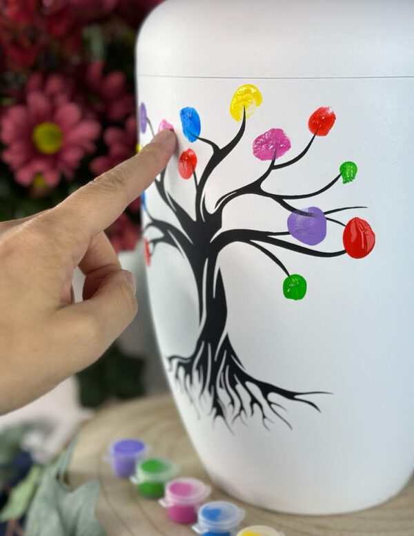 Bunte Urne mit Baum und Fingerabdrücken