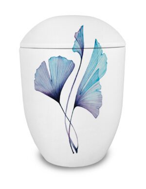 Weiße Seeurne mit blauen Ginkgo-Blättern
