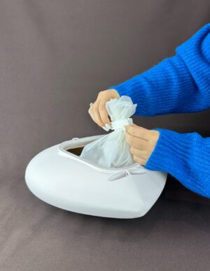 Befüllung der Herzurne mit Aschebeutel