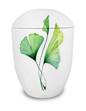 Weiße Seeurne mit grünen Ginkgo-Blättern