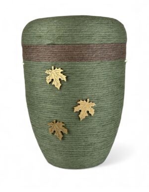 Grüne Urne mit Wolle umwickelt in moosgrün mit kleinen Holzblättern