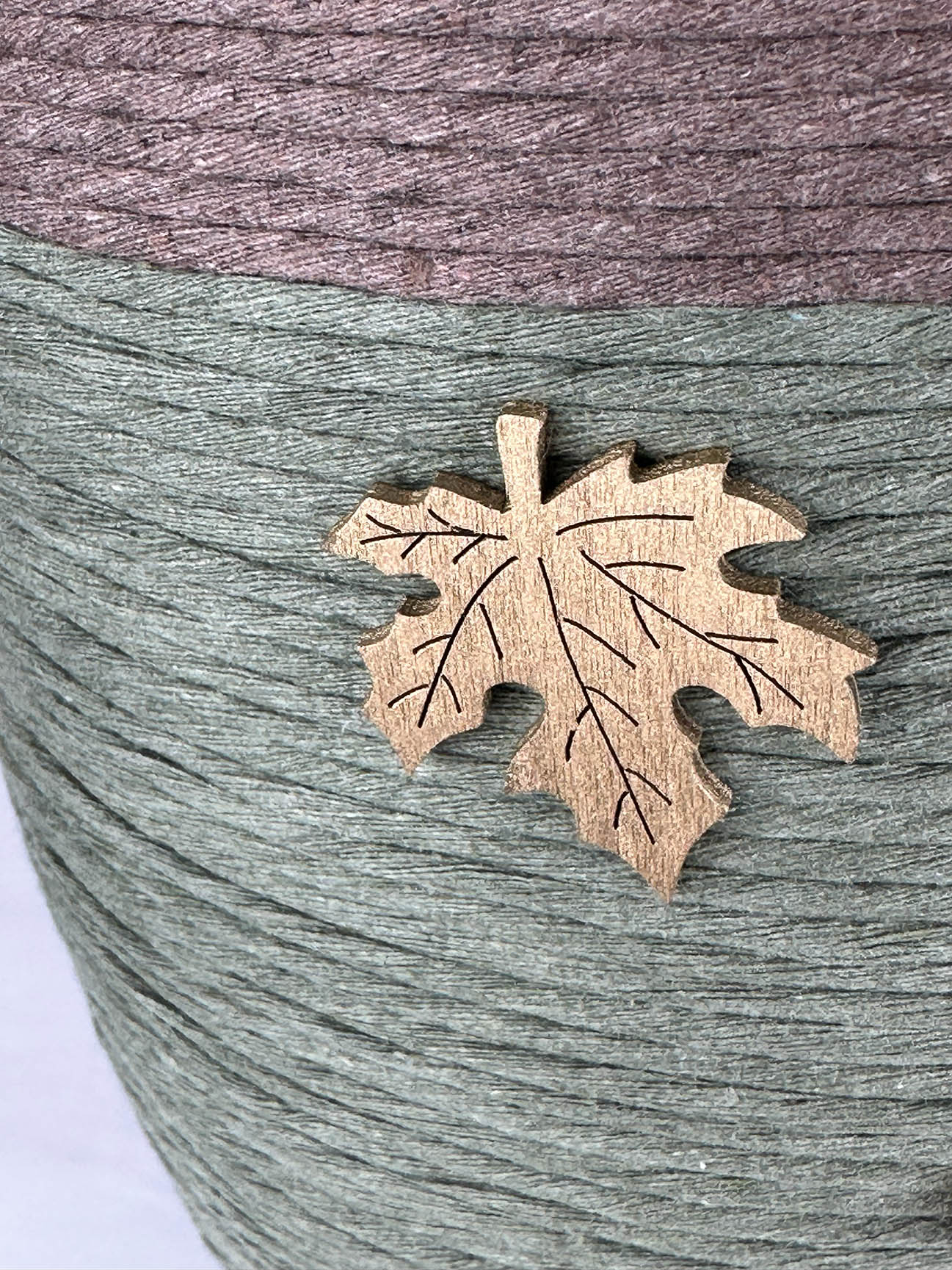 WH-225-b-Urne-Wolle-Holz-Blaetter2