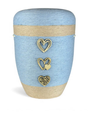 Hellblaue Urne mit Wolle und kleinen Herzchen aus Holz