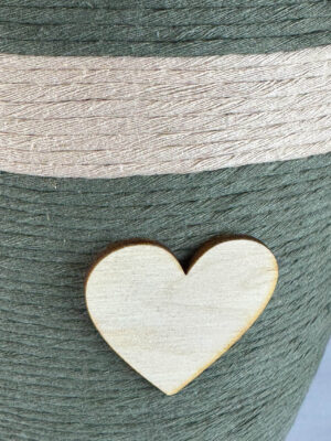 Wollurne in moosgrün mit Herzchen - Detailansicht