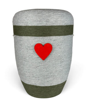 Urne mit Wolle und rotem Herz