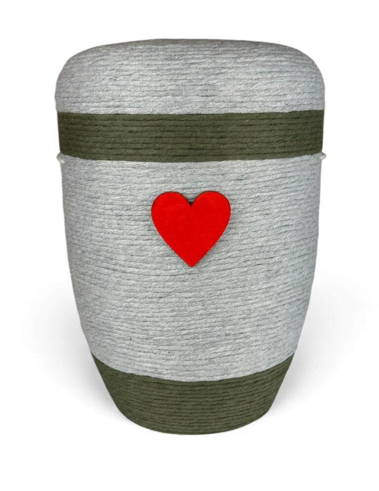 Urne mit Wolle und rotem Herz