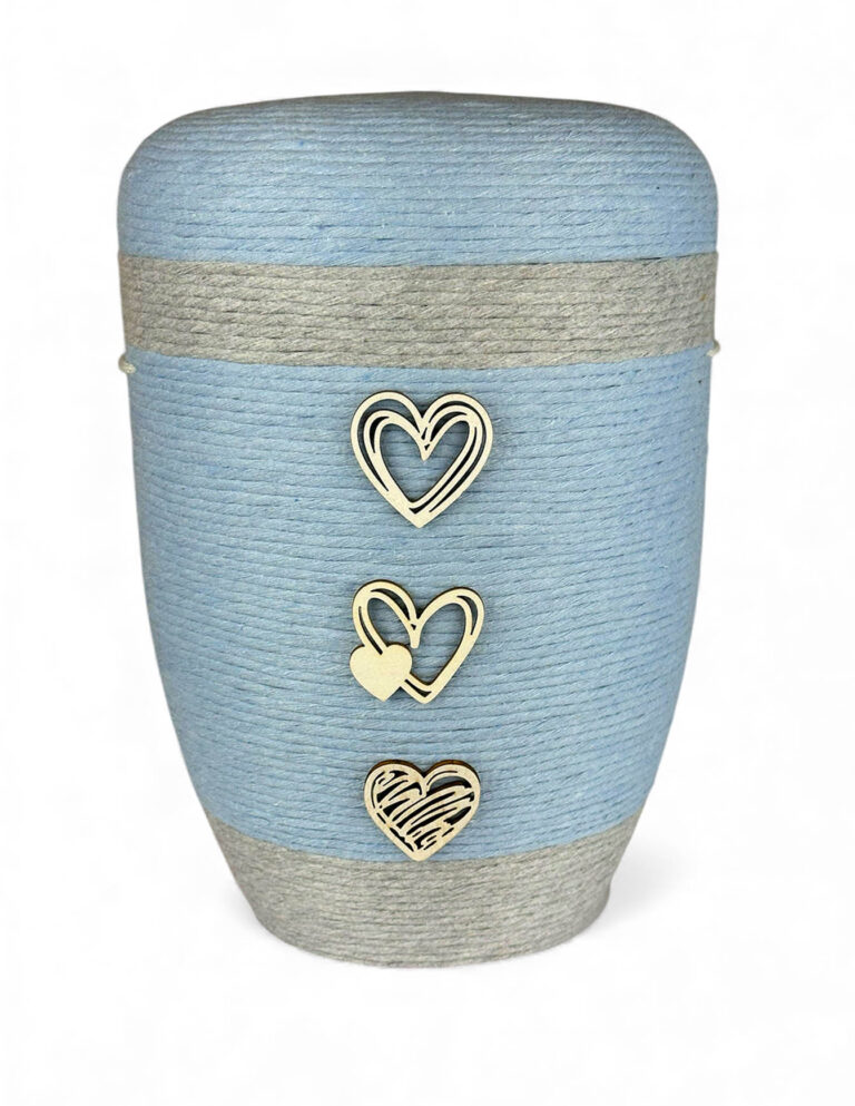 Urne mit Wolle in hellblau und beige