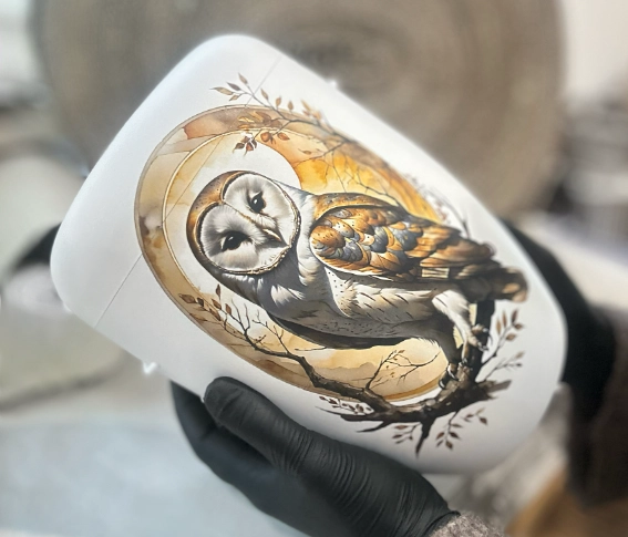 Weiße Urne mit Eulen-Motiv