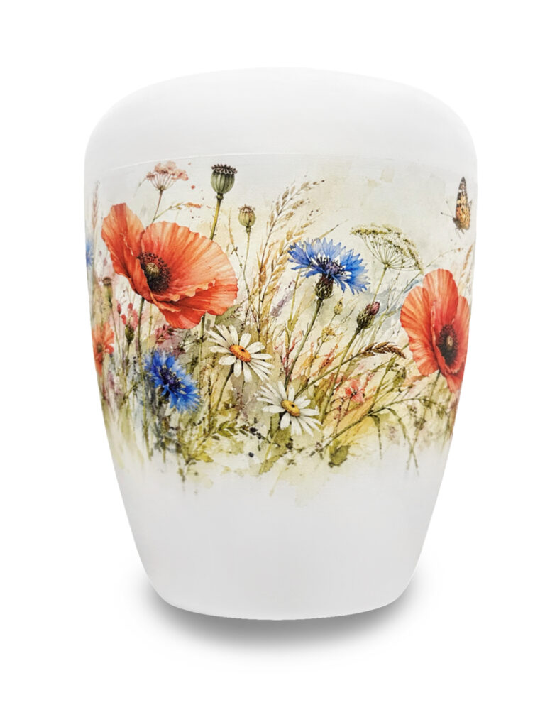 Weiße Urne mit bunter Sommerblumenwiese und Mohnblumen